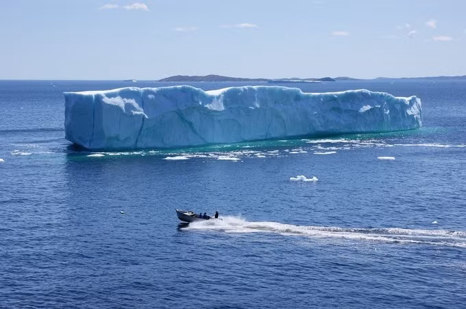 Mỗi năm, hàng trăm tảng băng trôi tại Canada tách khỏi đảo Baffin hoặc Greenland, trôi xuống vùng biển ấm hơn phía dưới.