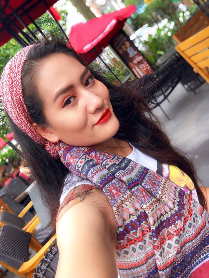 Minh Cúc chia sẻ về hoàn cảnh về bức ảnh mà khiến dân mạng chú ý tới mình rằng: "Chiều 6/7 sau khi sang nhà người yêu ở phố Lê Duẩn, đi được một đoạn thì trời bắt đầu âm u và những giọt mưa đầu tiên bắt đầu rơi, mình nhanh chóng mở cốp xe và lấy tạm chiếc áo mưa giấy nhàu nhĩ mà chẳng biết có từ bao giờ. Trong khi mọi người thì nhanh chóng chóng mặc áo mưa thì mình lại có cuộc điện thoại của người yêu hỏi thăm xem đã trú mưa chưa? trả lời điện thoại xong thì cũng là lúc những giọt mưa ào ảo đổ xuống."