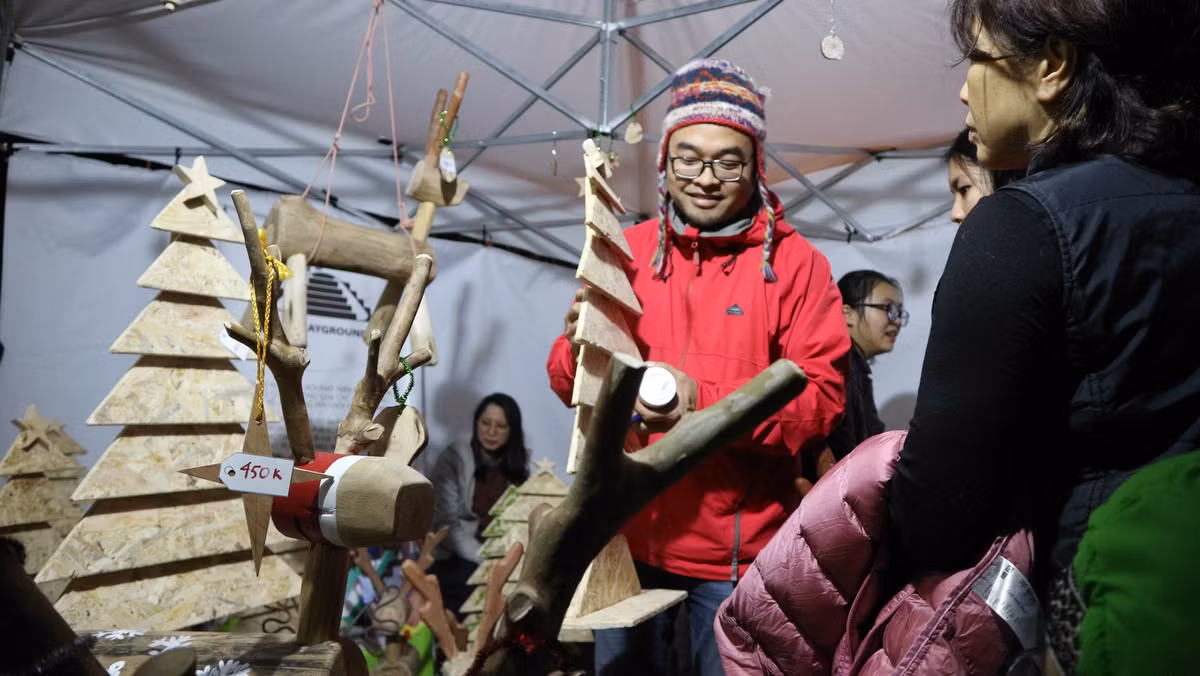 Những sản phẩm tái chế được các bạn trẻ Việt Nam mang tới hội chợ Giáng Sinh phong cách Đức lần đầu tiên được tổ chức tại Việt Nam.