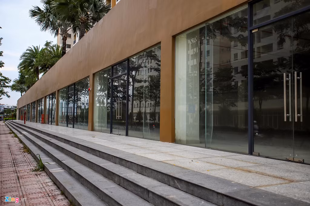 Các ki ốt dịch vụ luôn trong tình trạng im ắng đóng cửa, không thấy dấu hiệu hoạt động.