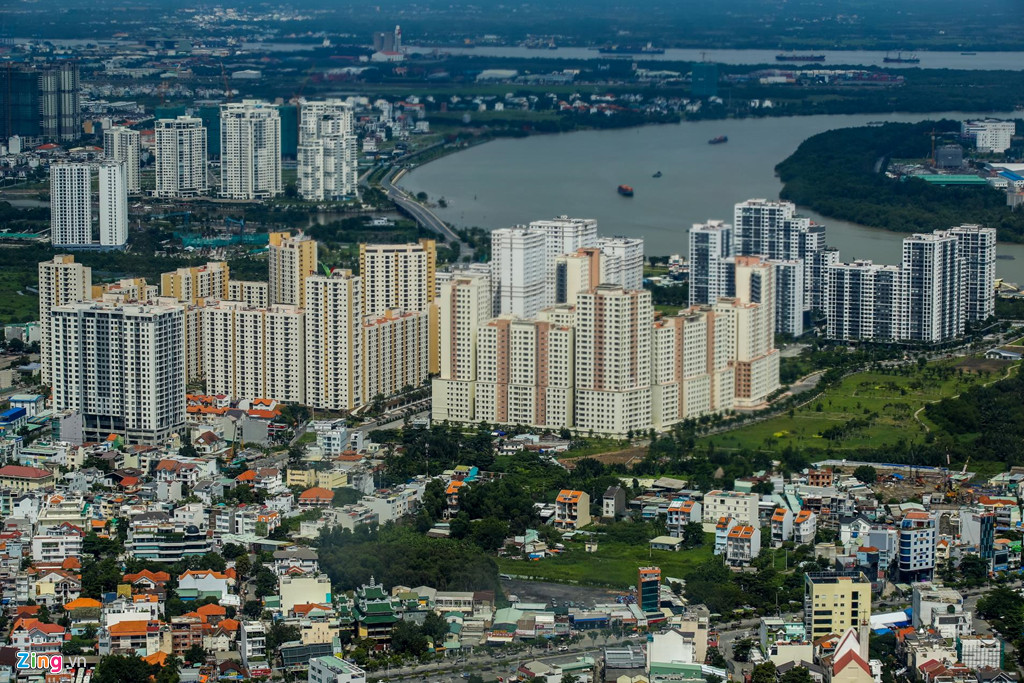 Dù đã hoàn thành cơ bản vào năm 2015, đến nay hàng nghìn căn hộ trong khu tái định cư Bình Khánh vẫn chưa có cư dân dọn về ở. Dự án được đầu tư để tái định cư tại chỗ cho các hộ dân thuộc 5 phường trung tâm của Khu đô thị Thủ Thiêm với tổng số 12.500 căn hộ.