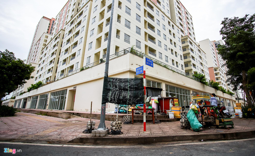 Một góc hiếm hoi trong công viên có bóng dáng cư dân ra đây thư giãn