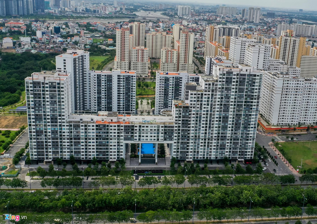 Một số người dân căng bạt tạm bợ để buôn bán trên vỉa hè của khu chung cư đang bỏ hoang. Khách hàng chủ yếu là các công nhân, người lao động làm thuê xung quanh dự án.