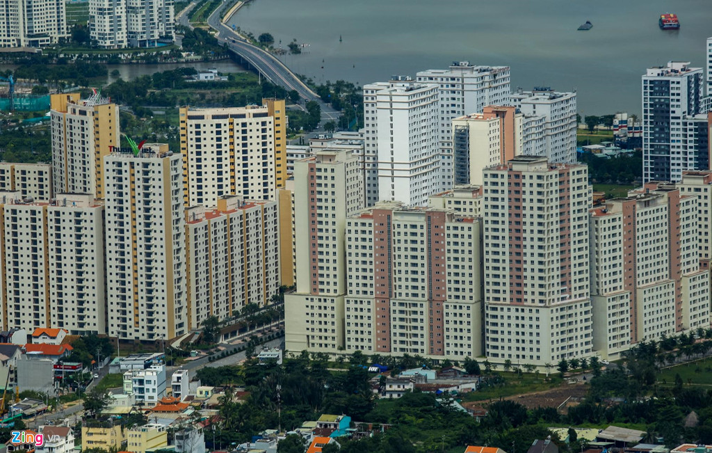 Hàng loạt các khối nhà được xây dựng khá dày đặc, san sát khiến không gian ngộp thở, tù túng và bí bách.