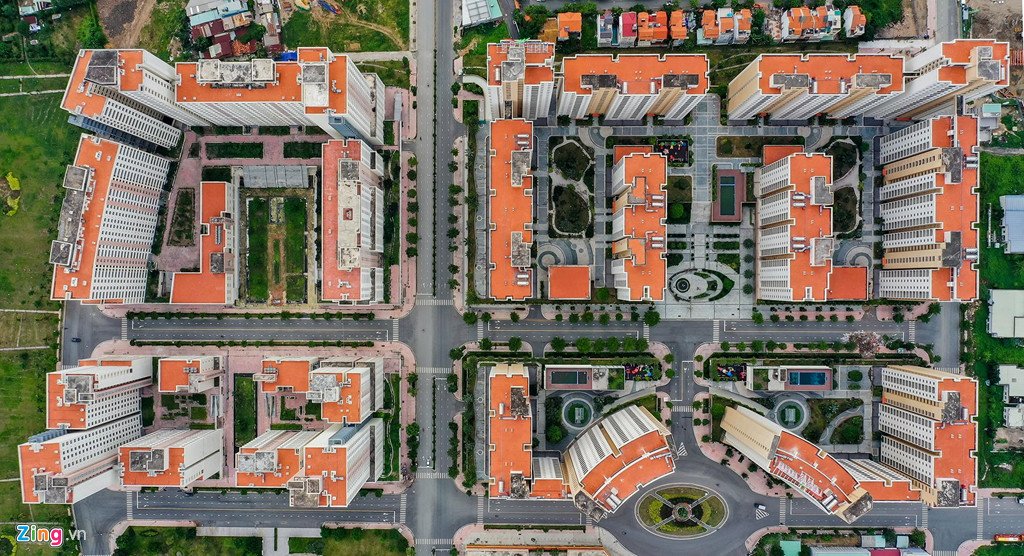 Lối ra vào các tòa chung cư đa phần được rào chắn do chưa có cư dân vào ở.