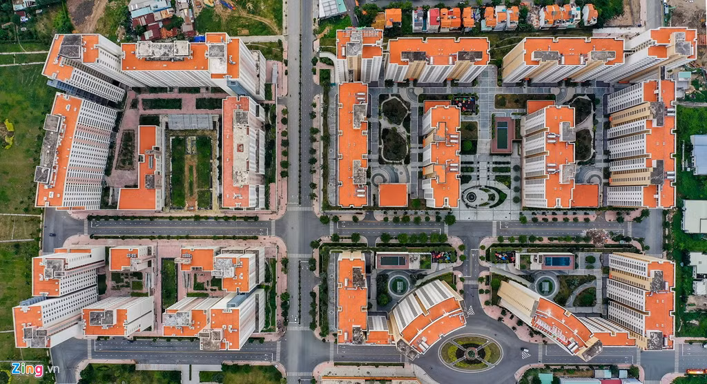 Lối ra vào các tòa chung cư đa phần được rào chắn do chưa có cư dân vào ở.