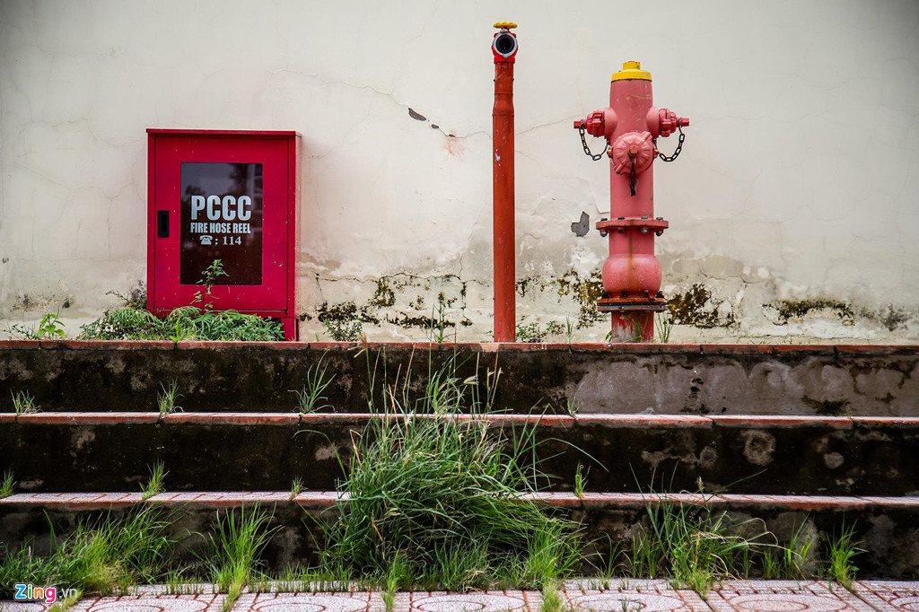 Một số trụ cứu hỏa lâu ngày không sử dụng, phơi nắng mưa đã bị gỉ sét phần lớn, rêu mốc bám đầy xung quanh.