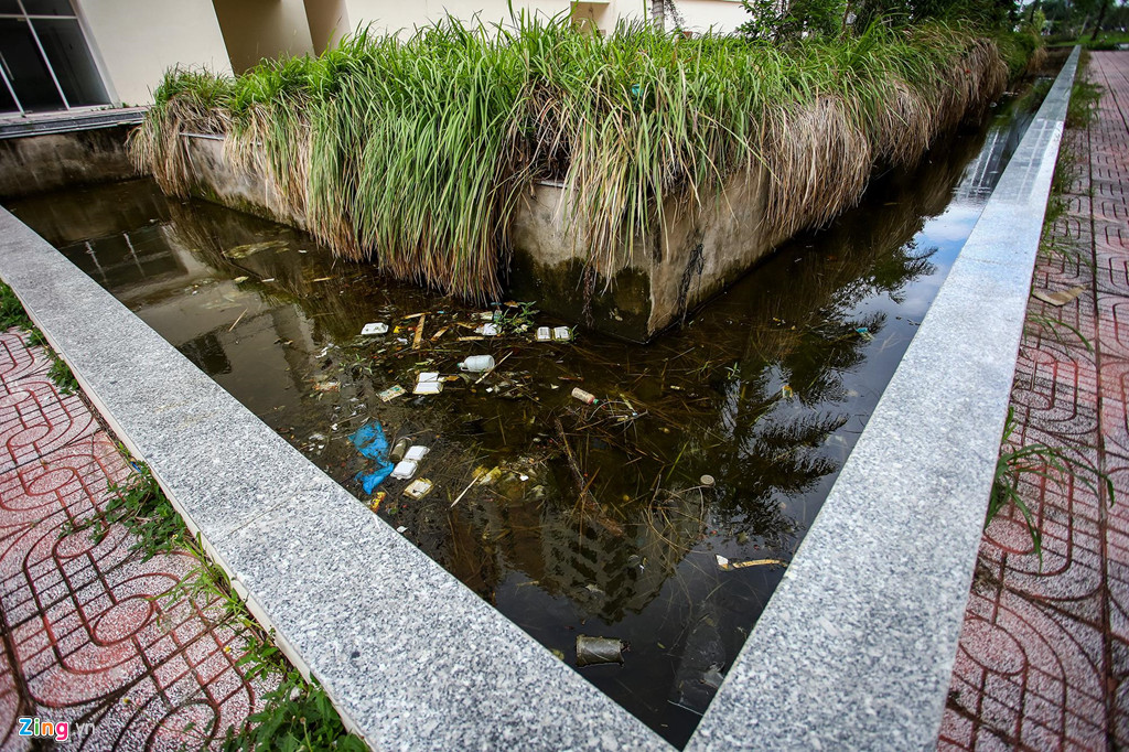 Rác thải nổi lềnh bềnh bốc mùi hôi thối trong khuôn viên dự án.