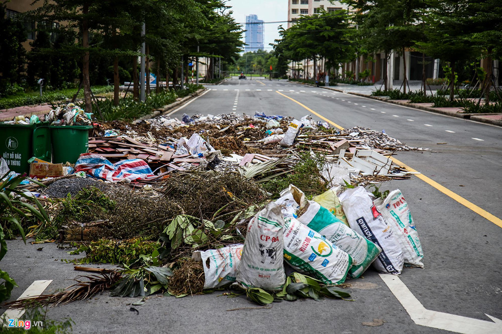 Tại khu vực đường ra vào dự án còn xuất hiện rác thải.