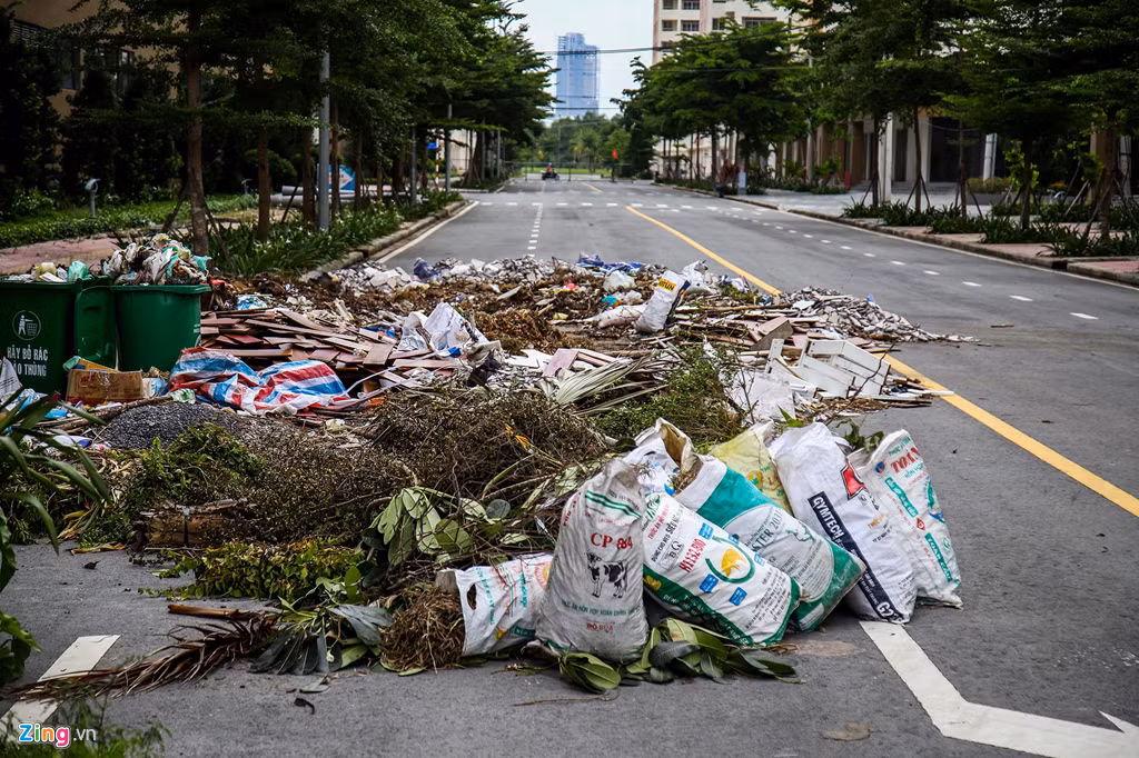 Tại khu vực đường ra vào dự án còn xuất hiện rác thải.