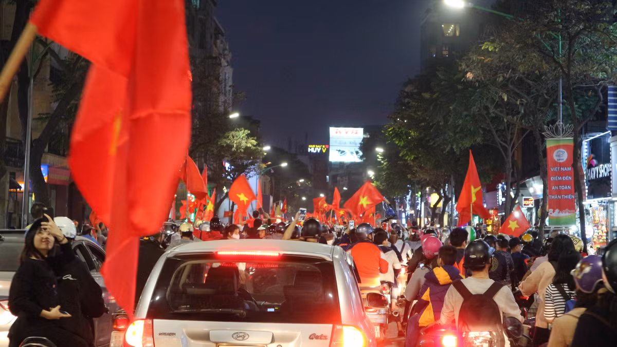 Thời điểm kết thúc trận đấu giữa các cầu thủ U23 Việt Nam và U23 Qatar trùng vào thời điểm giờ tan tầm tại Hà Nội nhưng nhiều nhân viên văn phòng cũng như người dân Thủ đô đã không vội về nhà như mọi khi. Thay vào đó, họ đổ ra đường ăn mừng chiến thắng của thầy trò HLV Park Hang Seo.