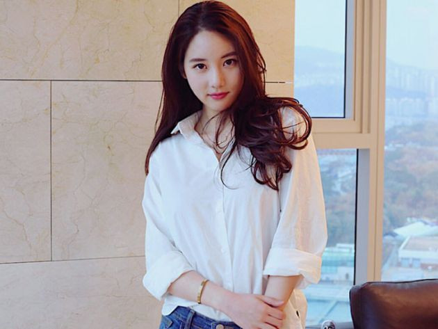 Từ khi đến Hà Nội, Han Seo Hee đã khiến cư dân mạng Việt "ngứa mắt", khi khoe từ vòng 1 đến đăng ảnh mặc áo dài.