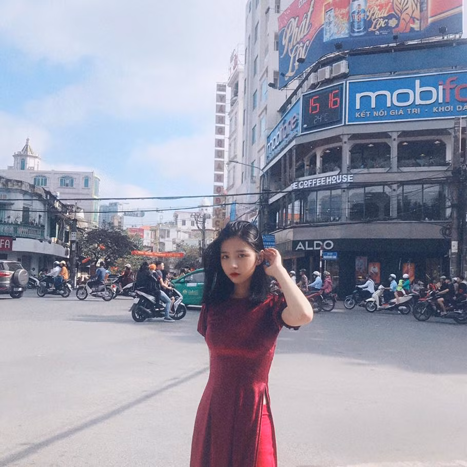 Đứng trước những câu hỏi nghi về nhan sắc đã PTTM của mình, nữ sinh Phan Hằng cho biết rằng bản thân cô chưa từng động dao kéo để thay đổi diện mạo. Sự khác biệt về nhan sắc có thể do việc niềng răng đã chỉnh lại khuôn hàng cho cân xứng của nữ sinh này.