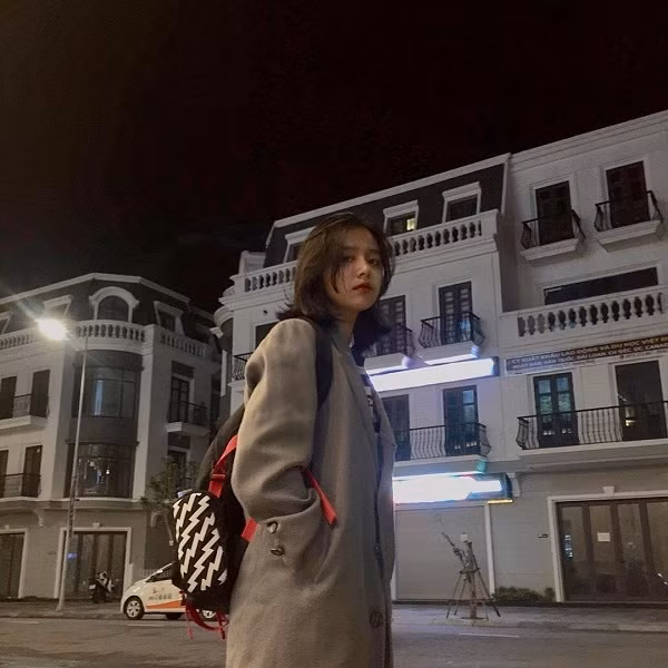 Tuy nhiên, ở thời điểm hiện tại, nhan sắc của Phan Hằng đã được cải thiện rõ rệt với gương mặt xinh đẹp, làn da trắng hồng chẳng thua kém gì hot teen nào.