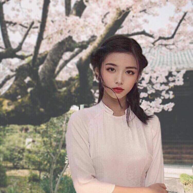 Đang trong quãng thời gian "chạy nước rút" cho kỳ thi tốt nghiệp THPT và đại học sắp tới, Hằng cho biết, cô bạn đang cố gắng ôn tập thật tốt để có thể đạt kết quả cao và trở thành sinh viên trường Đại học Kinh tế quốc dân mà bản thân luôn mong ước.