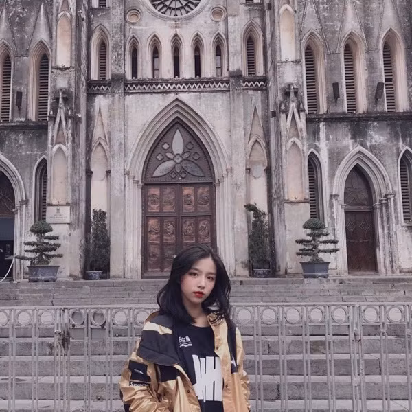 Sau khi đăng ảnh dậy thì thành công của mình lên mạng xã hội, bên cạnh những lời khen ngợi về vẻ đẹp hiện tại thì Phan Hằng cũng nhận phải không ít những bình luận cho rằng cô nàng đã PTTM.