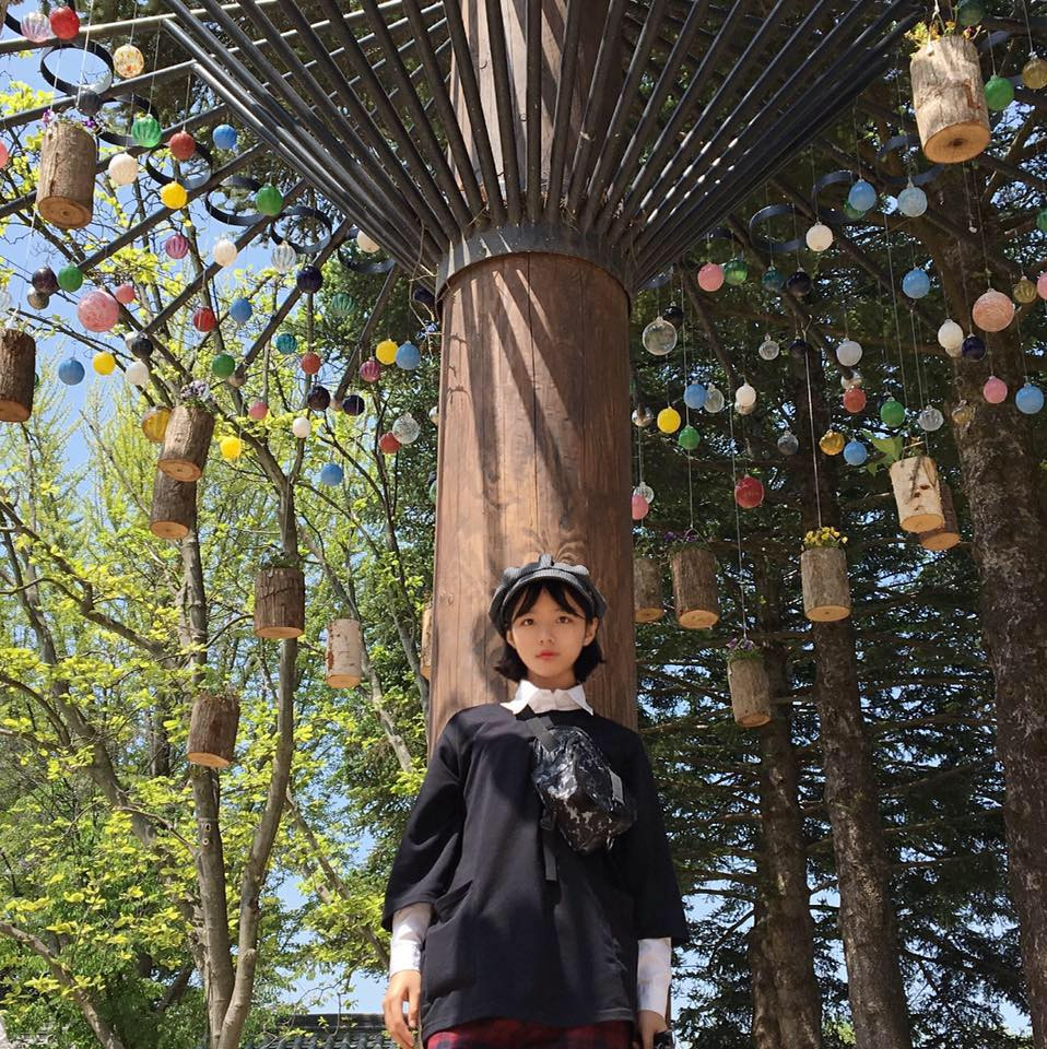 Chưa hết, Hằng cũng học hỏi nhiều cách trang điểm để bản thân trở nên xinh xắn hơn.