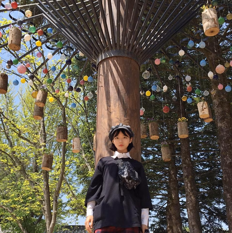 Chưa hết, Hằng cũng học hỏi nhiều cách trang điểm để bản thân trở nên xinh xắn hơn.