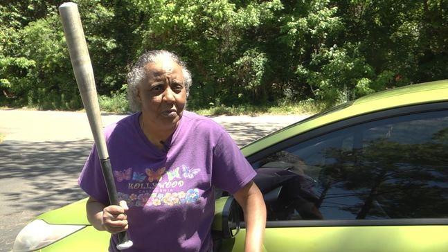 Lẻn vào trộm Ford Fiesta, đạo chích nhận ngay một gậy của cụ bà Len vao trom Ford Fiesta, dao chich nhan ngay mot gay cua cu ba