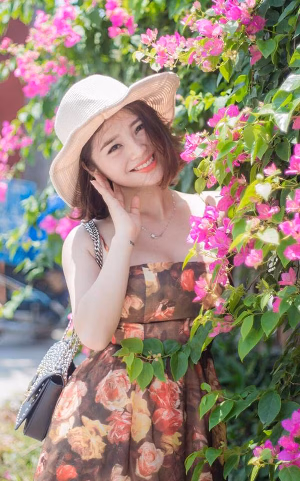 Sau gần 1 năm mất tích, Trần Hậu quay trở lại với thân hình nuột nà hơn "vạn lần" cùng với đó là những bài tập, chế độ ăn giữ dáng và các clip võ thuật, chạy xe phân khối lớn.