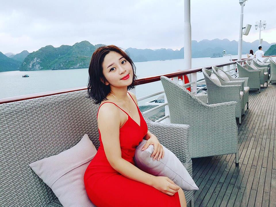 Không còn những clip tập võ thuật mạnh mẽ và "cool ngầu", Hậu chuyển sang rèn luyện sức khỏe qua tập Gym. Đặc biệt dù vóc dáng đã chuẩn và thành thục tất cả các bài tập nhưng hot girl Quảng Ninh này vẫn có huấn luyện viên riêng để tránh bị "bung cơ".