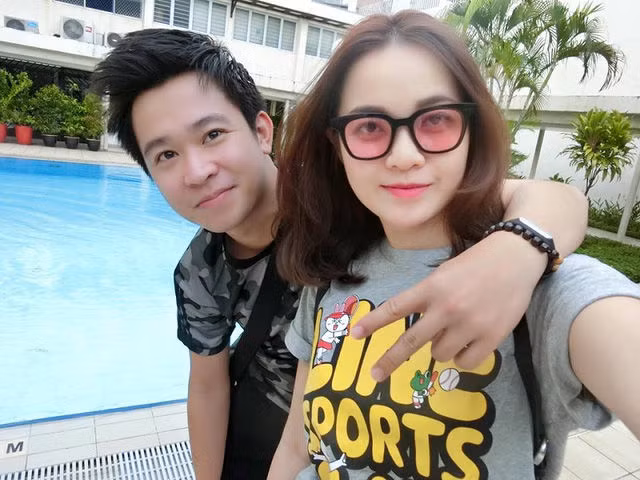 Cách đây 3 năm, Tùng Nhân (1990) là 1 cậu sinh viên mới ra trường của Đại học Sư phạm Đà Nẵng, đã phải lòng ngay cô nàng xinh đẹp NiLack - du học sinh Lào của trường ĐH Kinh tế Đà Nẵng, cô có bố là người Lào còn mẹ là người Việt Nam.