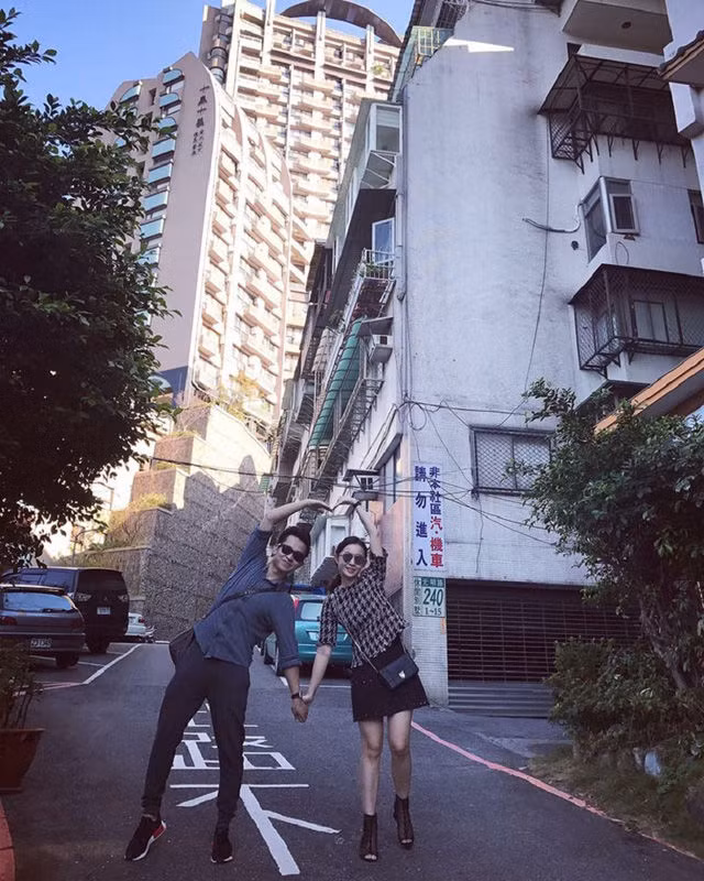 Nhớ lại ngày đầu mới quen nhau, Tùng Nhân đã ấn tượng với cô gái có cái nickname trang cá nhân hơi giống với "người đẹp chuyển giới" Happy Polla. Hơn nữa "soái ca" Tùng Nhân ấn tượng với cô gái người Lào có khả năng nói, viết tiếng Việt rất giỏi và còn là thông dịch viên tiếng Thái nên liều mình quyết định nhắn tin làm quen tìm hiểu.