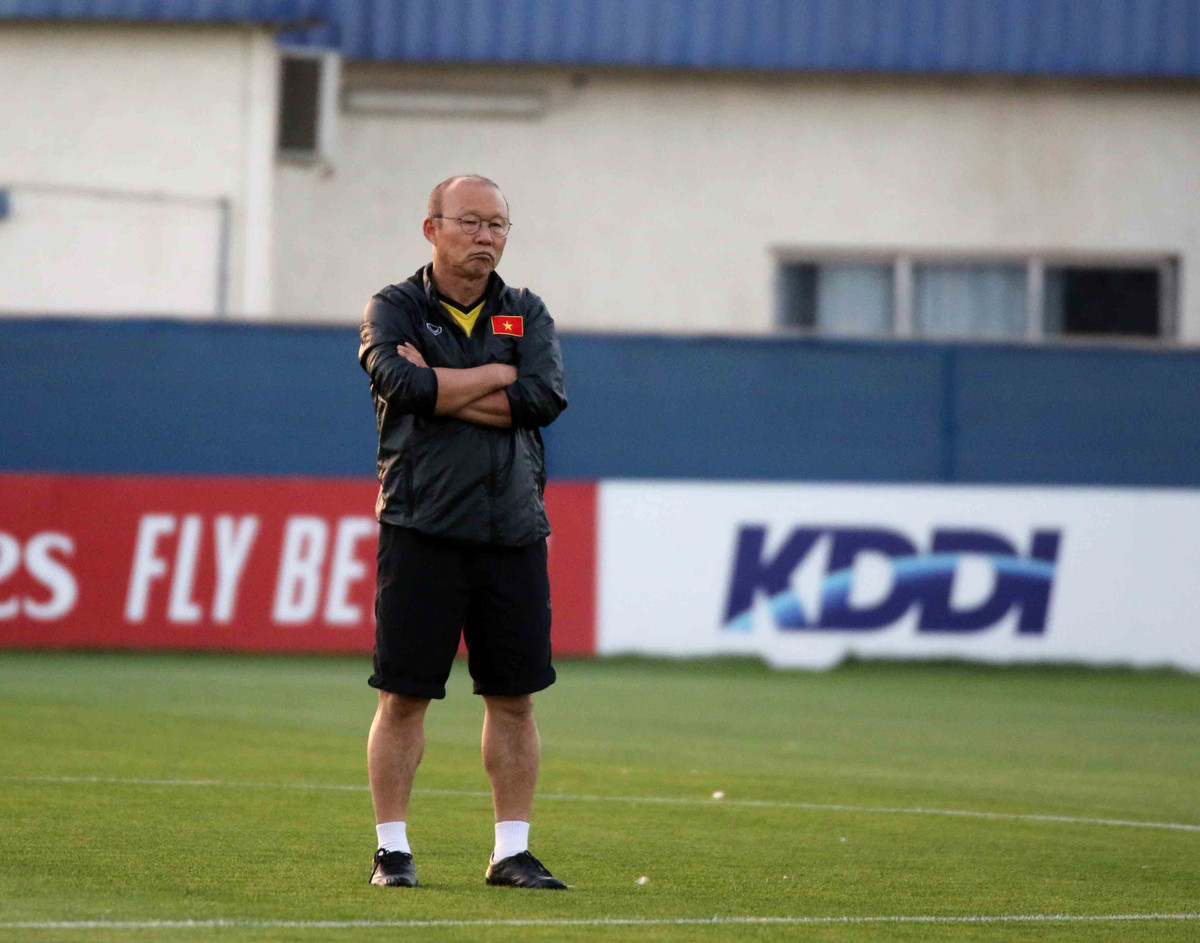 Để giúp các cầu thủ làm quen với không gian của sân thi đấu, trước khi ra sân tập (nằm cạnh sân thi đấu), thầy trò HLV Park Hang-seo sẽ dành ít phút tản bộ trong sân Al Maktoum.