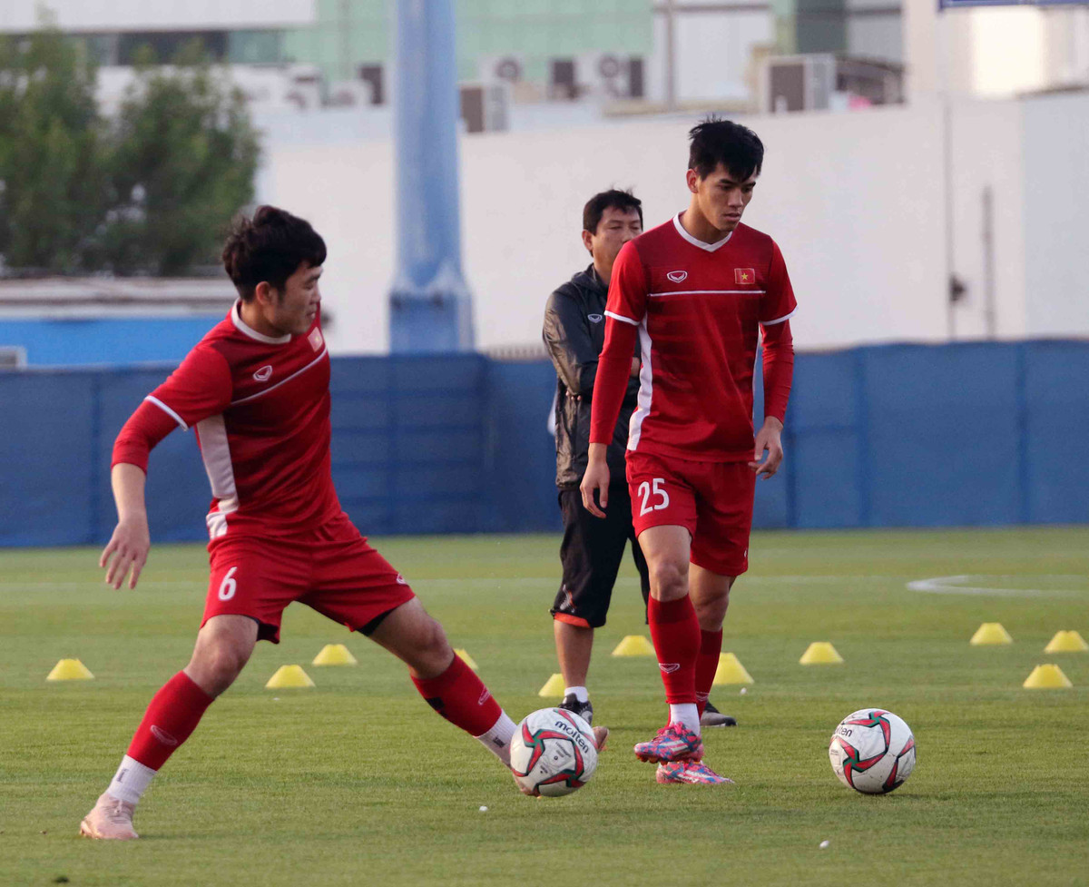 Tuy nhiên, do sân thi đấu Al Maktoum đang được bảo dưỡng để phục vụ trận đấu vòng 1/8 nên cả 2 đội tuyển Việt Nam và Jordan đều không được tập tại sân này.