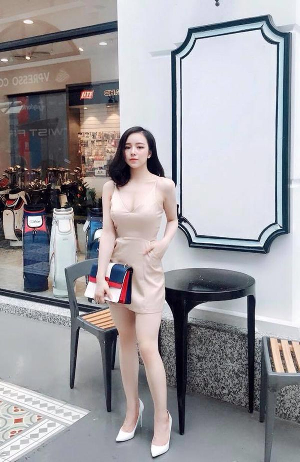 Gần đây, cư dân mạng đã được phen ''dậy sóng" khi hot girl Nhã Tiên bất ngờ tuyên bố chính thức lấn sân làm ca sĩ chuyên nghiệp và khẳng định "có thể làm tốt hơn Chi Pu".