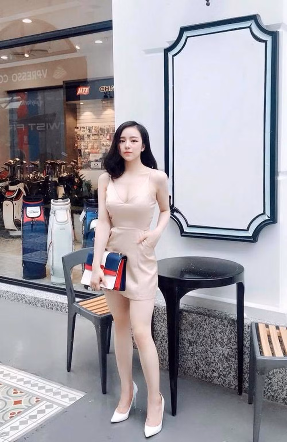 Gần đây, cư dân mạng đã được phen ''dậy sóng" khi hot girl Nhã Tiên bất ngờ tuyên bố chính thức lấn sân làm ca sĩ chuyên nghiệp và khẳng định "có thể làm tốt hơn Chi Pu".