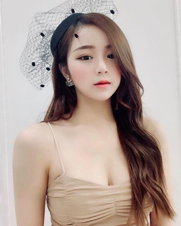 Bên cạnh đó, hot girl này cũng từng tham gia Vietnam Idol 2016 và may mắn lọt Top 12, đứng vị trí Top 50 Kpop Star Hunt 2012 - chương trình tìm kiếm tài năng âm nhạc dành cho những bạn trẻ muốn trở thành ngôi sao hàng đầu.