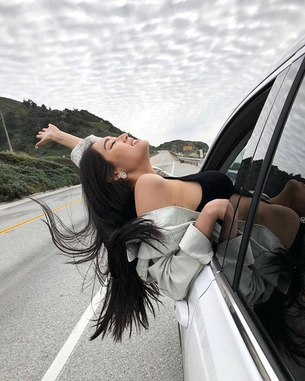 Sở hữu làn da nâu khỏe khoắn, vóc dáng nóng bỏng, mái tóc xoăn buông lơi, bất cứ hình ảnh nào của Thảo Nhi cũng hiện lên sức sống căng tràn.