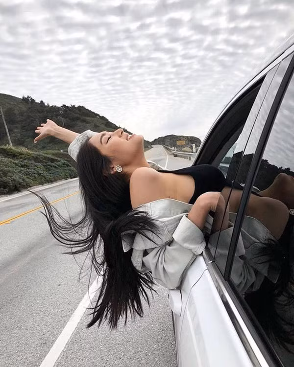 Sở hữu làn da nâu khỏe khoắn, vóc dáng nóng bỏng, mái tóc xoăn buông lơi, bất cứ hình ảnh nào của Thảo Nhi cũng hiện lên sức sống căng tràn.