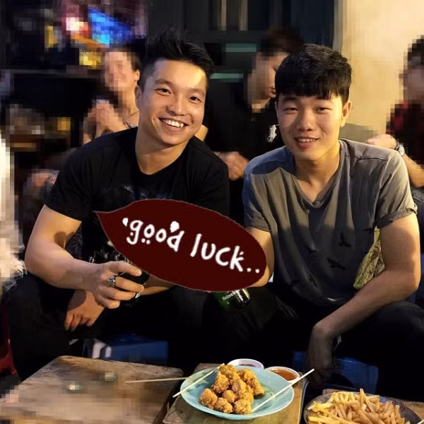 Đội trưởng Lương Xuân Trường khá kín tiếng về đời tư cũng như chia sẻ những hình ảnh vui chơi, giải trí ngày thường. Tuy nhiên, các fan cũng đã nhanh chóng "đào mộ" được một bức hình hiếm hoi chàng thủ quân đội tuyển U23 Việt Nam rủ bạn bè lê la quán xá. Và không khó để nhận ra đây chính là góc phố Tạ Hiện quen thuộc với giới trẻ Hà Nội.