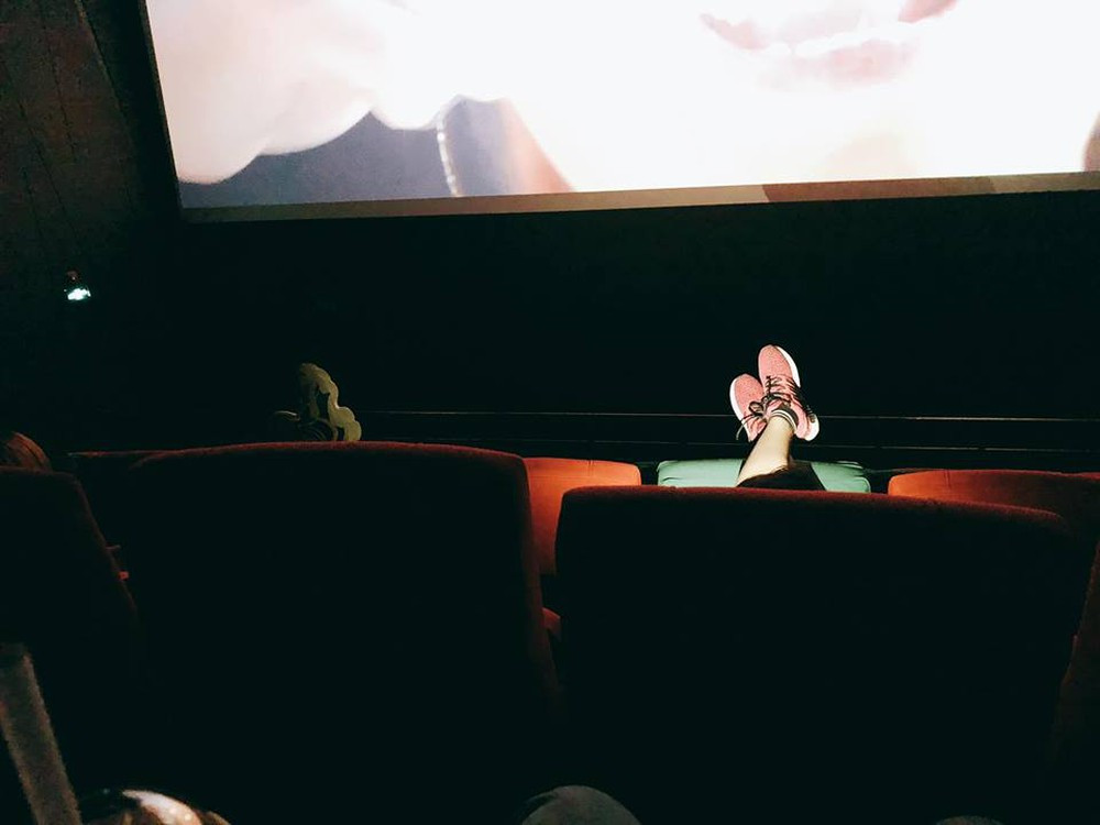 Dù không có ai ngồi phía trước đi chăng nữa nhưng các bạn trẻ nên lưu ý về hành động gác chân phản cảm của mình.