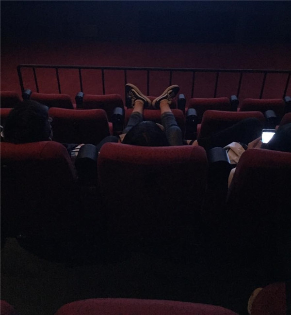 Nickname A.H chia sẻ: "Thấy nhiều bạn bảo gác chân chẳng có ai ngồi trên nên không sao, lúc nào có ai thì mới đáng nói. Nhưng vấn đề đây là nơi công cộng, mà khi đã vào rạp chiếu phim thì hãy có ý thức và văn minh một chút. Ở nhà thì nằm bò hay ngồi kiểu gì chẳng ai nói nhưng đến nơi khác mà hành xử thế người ta cười cho đấy".