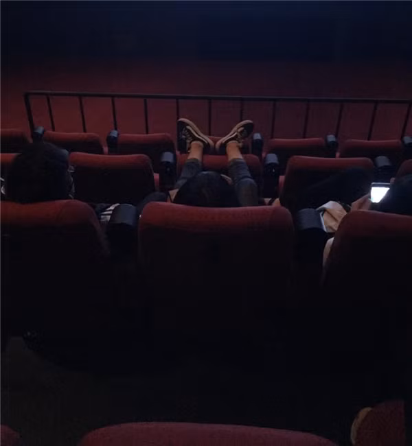 Nickname A.H chia sẻ: "Thấy nhiều bạn bảo gác chân chẳng có ai ngồi trên nên không sao, lúc nào có ai thì mới đáng nói. Nhưng vấn đề đây là nơi công cộng, mà khi đã vào rạp chiếu phim thì hãy có ý thức và văn minh một chút. Ở nhà thì nằm bò hay ngồi kiểu gì chẳng ai nói nhưng đến nơi khác mà hành xử thế người ta cười cho đấy".