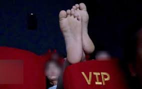 Nickname M.Q chia sẻ: "Đi xem phim ai chẳng muốn được ngồi thoải mái nhất và được như ở nhà. Do rạp vắng nên hành động này chấp nhận được. Đừng quá khắt khe như vậy".