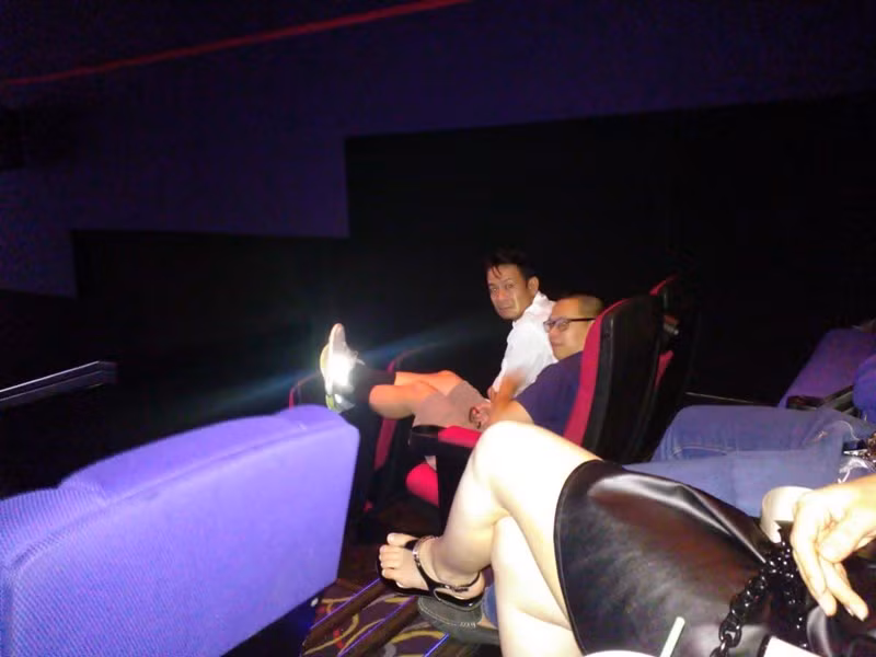 Còn nickname T.M bày tỏ: "Không hiểu sao là con gái lại còn diện váy ngắn mà ngồi gác chân như thể ở nhà vậy. Hơn nữa người ở trên nhìn xuống cũng thấy khó chịu chứ. Hy vọng bạn đó nhìn thấy ảnh mình thì hãy rút kinh nghiệm cho lần sau".