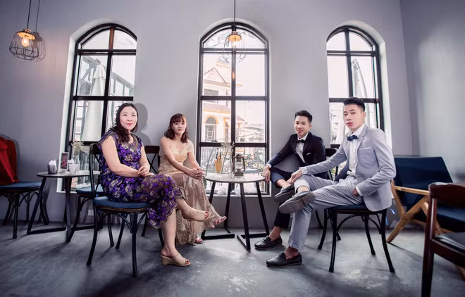 Hoàn thành xong bộ ảnh "để đời", Trinh cảm thấy rất hạnh phúc. Cô gái khá bất ngờ khi hai cậu em lại chịu mặc váy, chiều theo ý thích "quái đản" của chị.