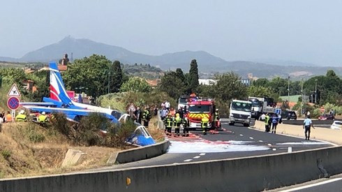 May bay cua Khong quan Phap bat ngo lao xuong ven duong quoc lo