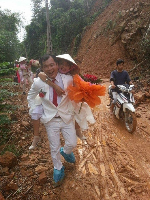 Muốn cho vợ sạch sẽ thì chú rể phải hy sinh bộ vest trắng của mình sau màn rước dâu trong ngày mưa gió.