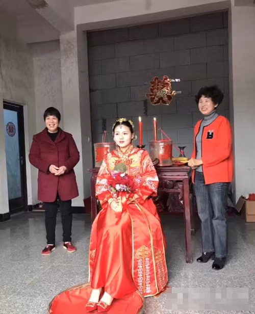 Việc sở hữu một trung tâm thương mại quốc tế tại đây thực sự là mơ ước của rất nhiều đại gia nước này. Thế nhưng vị "nhạc phụ đại nhân" người Chiết Giang này chỉ nhẹ nhàng đem trung tâm thương mại làm đồ cưới cho con gái, khiến không ít người ngạc nhiên và phục sự rộng rãi, "chịu chi, chịu chơi" ấy.