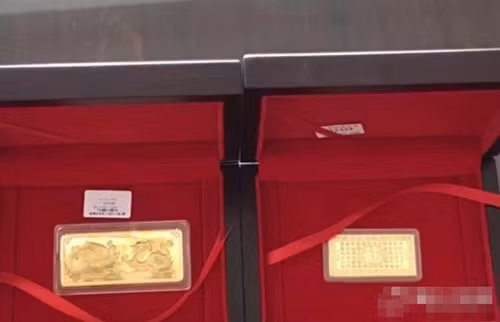 Nhiều người cũng tò mò về gia thế và thân phận của chú rể, họ cho rằng chắc chắn gia đình chú rể cũng phải môn đăng hộ đối hoặc bản thân chú rể là một người cực kỳ tài năng mới có thể lọt vào mắt xanh của vị thiên kim tiểu thư con nhà giàu này.