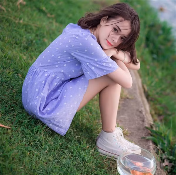 Thừa hưởng một phần dòng máu lai nên ngay từ khi sinh ra, Khánh Uyên đã nhặt hết những đặc điểm vô cùng nổi bật với mái tóc màu nâu sáng cùng chiếc mũi thẳng tắp khiến ai cũng phải ghen tị.