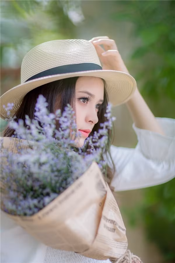 Nhắc về kỉ niệm cũ, Khánh Uyên tâm sự rằng cô bạn nhớ nhất kỉ niệm khi mới vào lớp 1, cô bạn đi học thường hay bị thầy cô nhắc nhở việc không được nhuộm tóc, nhưng vì là con lai nên màu tóc của cô nàng là màu nâu sáng bẩm sinh, điều này khiến Khánh Uyên cũng phải nhiều phen khốn đốn.