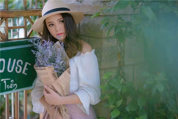 Tôn Nữ Khánh Uyên sở hữu gương mặt lai Tây điển hình, với ngũ quan sắc xảo, từ đôi mắt, đôi môi cho tới chiếc mũi cao. Không chỉ vậy, nữ sinh 10X Đà Lạt này còn sở hữu chiều cao khiến không ít các cô gái Việt khác phải ghen tỵ lên tới 1m75.