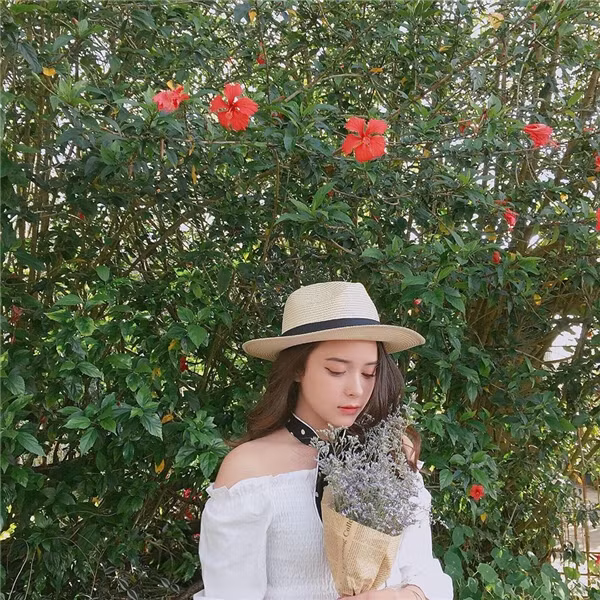 Dù công việc học tập vô cùng căng thẳng, Khánh Uyên vẫn dành chút thời gian cuối ngày hay dịp nghỉ để nhìn vào gương, tự thể hiện một biểu cảm mới mẻ trên khuôn mặt để tích thêm kinh nghiệm cho việc diễn xuất. Ảnh sử dụng trong bài: FBNV.