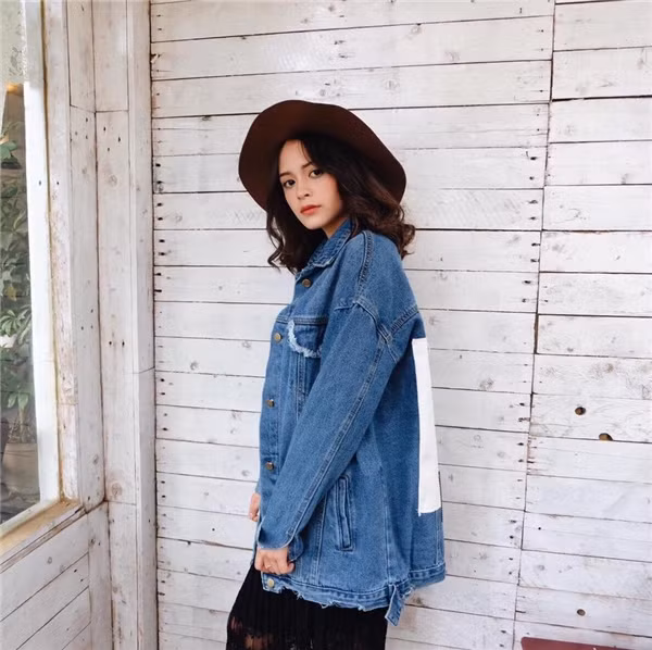 Ở thì tương lai, Khánh Uyên bày tỏ đam mê với nghề diễn viên, khi còn nhỏ, cô nàng thường xuyên theo dõi những ngôi sao trên màn hình tivi, thu hút đến không rời mắt nổi.